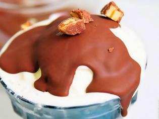 Φωτογραφία για Κάνε ακόμα πιο νόστιμο το παγωτό σου φτιάχνοντας σπιτική σοκολάτα που παγώνει!