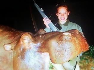 Φωτογραφία για 19χρονη ποζάρει δίπλα στα ζώα που σκοτώνει: Κύμα αντιδράσεων στο διαδίκτυο [photos]
