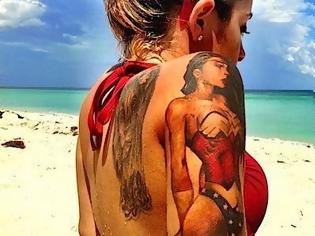 Φωτογραφία για Ηλεία: Η πεθερά και τα tattoo – Ο απίστευτος διάλογος στην παραλία