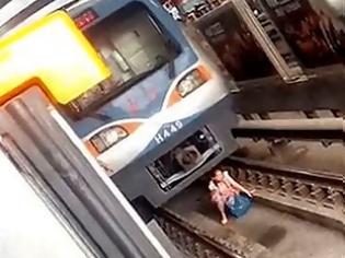Φωτογραφία για Βίντεο που κόβει την ανάσα: Έγκυος πέφτει σε γραμμές τρένου και σώζεται τη τελευταία στιγμή