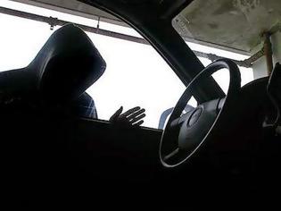 Φωτογραφία για Θρασύτατοι κουκουλοφόροι στα Λεύκτρα Βοιωτίας έκλεψαν εν κινήσει αγροτικό αυτοκίνητο