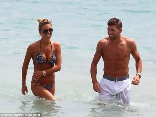 Φωτογραφία για Ο Gerrard με την γυναίκα του στην παραλία