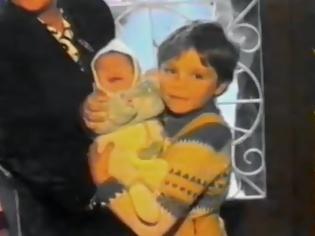 Φωτογραφία για ΣΥΓΚΛΟΝΙΣΤΙΚΟ VIDEO του 1988: Όταν η  Ελληνίδα ΣΤΑΡ ήταν αγόρι... [video]