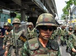 Φωτογραφία για Διαδηλωτής αψήφησε το στρατιωτικό νόμο στην Ταϊλάνδη