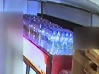 Φωτογραφία για Δείτε με ποιον τρόπο βούτηξαν από το περίπτερο των ΤΕΙ μπύρες και χυμούς - ΑΠΙΣΤΕΥΤΟ ΒΙΝΤΕΟ από την στιγμή της κλοπής! [video]