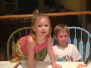 Φωτογραφία για Απίστευτα κωμικό βίντεο καταγράφει την απόγνωση ενός μικρού αγοριού ... όταν μαθαίνει ότι θ' αποκτήσει 3η αδερφή!