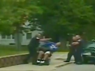 Φωτογραφία για ΣΑΛΟΣ στις ΗΠΑ για τον αστυνομικό που έριξε παραπληγικό από το καροτσάκι! [video]