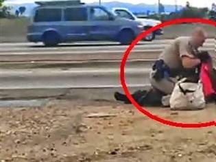 Φωτογραφία για Σοκαριστικό βίντεο: Αστυνομικός γρονθοκοπεί γυναίκα!