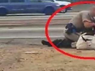 Φωτογραφία για Σάλος στις ΗΠΑ: Αστυνόμος γρονθοκοπεί χωρίς έλεος γυναίκα [video]