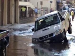 Φωτογραφία για Αγωγός κατάπιε όχημα στα Τρίκαλα - Πλημμύρισαν οι δρόμοι [photos]