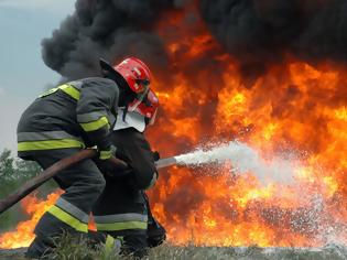 Φωτογραφία για Πυροσβέστης γυναίκα δίνει ηρωική μάχη με τις φλόγες στη Ρόδο