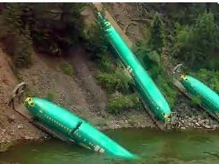 Φωτογραφία για Απίστευτος εκτροχιασμός τρένου που μετέφερε αεροπλάνα - Τρία Boeing έπεσαν σε ποταμό [photos]