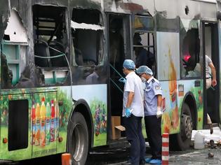 Φωτογραφία για Σοκ στην Κίνα: Παρανοϊκός έβαλε φωτιά σε λεωφορείο γεμάτο με κόσμο [video]