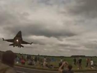 Φωτογραφία για Πώς είναι να περνάει το F-16 ξυστά πάνω από το κεφάλι σου [video]