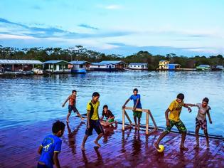 Φωτογραφία για Το πλωτό χωριό του Αμαζονίου όπου όλοι παίζουν ποδόσφαιρο! [photos]