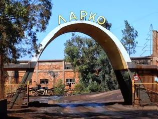 Φωτογραφία για Γιατί ο πολύτεκνος πατέρας απειλούσε να πέσει στο κενό, μαζί με τα παιδιά του, από τη στέγη της ΛΑΡΚΟ