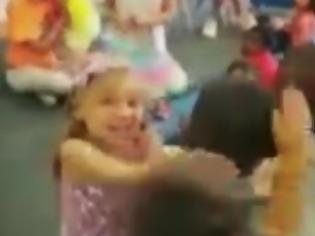 Φωτογραφία για Μαθήματα κατά του ρατσισμού με φιλιά και αγκαλιές από 4χρονα νήπια! [video]