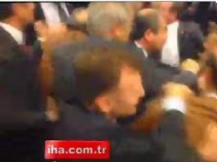 Φωτογραφία για Δεν ηρεμούν με τίποτα: Χαστούκια και γροθιές μεταξύ Τούρκων Βουλευτών [video]