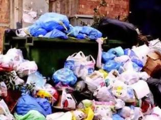 Φωτογραφία για Ακατάλληλο για υποχόνδριους: Άνθρωποι φωτογραφίζονται με τα σκουπίδια μιας εβδομάδας