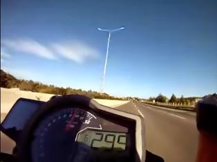 Φωτογραφία για Βίντεο ΣΟΚ: Μοτοσικλετιστής τρέχει με 300 χλμ/ω στην Αθηνών-Λαμίας - Αντιδράσεις στο διαδίκτυο! [video]