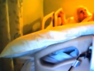 Φωτογραφία για Βίντεο ΣΟΚ: Νοσοκόμα κακοποιεί ηλικιωμένη! (video)