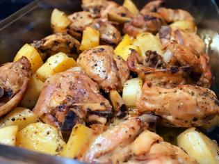 Φωτογραφία για Κυριακάτικη συνταγή: Κοτόπουλο (στη γάστρα) με ρίγανη, φλοιό λεμονιού και σκόρδο