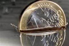 Boυλιάζει το ευρώ η τακτική των Γερμανών