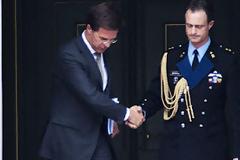 Η μ@λ@κίες επιστρέφονται....Σειρά των Ολλανδών επικριτών μας  να πλήρωσουν το μάρμαρο της οικονομικής κρίσης (Μπόνους Βίντεο)