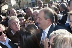 Θερμή υποδοχή Καραμανλή στα γραφεία της ΝΔ