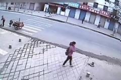 ΑΠΙΣΤΕΥΤΟ VIDEO:  Άνοιξε η γη και την κατάπιε!!!