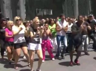 Φωτογραφία για VIDEO: Το μεγαλύτερο ταυτόχρονο flashmob στον κόσμο!