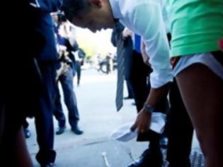 Φωτογραφία για Φοιτήτρια «γιαούρτωσε» τον Μπαράκ Ομπάμα