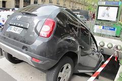 Πάρκαρε το αυτοκίνητο στις σκάλες σταθμού μετρό στο Παρίσι!