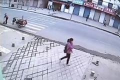 Απίστευτο: Την «κατάπιε» το πεζοδρόμιο! [Video]