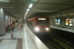 Απεγκλωβίστηκε ο άνδρας που έπεσε στις γραμμές του μετρό - Άνοιξε ο σταθμός κανονικά τα δρομολόγια