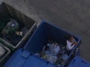 Φωτογραφία για Δείτε σε βίντεο Με τη BMW... στα σκουπίδια για φαγητό
