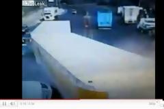 Απίστευτο βίντεο!! Νταλίκα vs αυτοκίνητα σε διόδια... (VID)