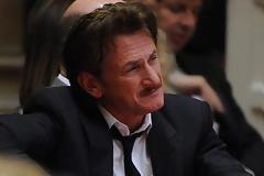 Οι νομπελίστες ειρήνης τιμούν τον Sean Penn
