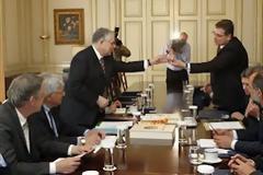 O Παπαδήμος συζητά για ανάπτυξη! (χαχαχα)