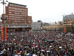 Φωτογραφία για Χιλιαδες νορβηγοι τραγουδουν το παιδικο τραγουδι που μισει ο Μπρειβικ