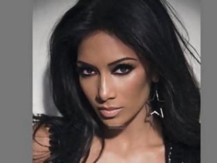 Φωτογραφία για Δείτε τη Nicole Scherzinger με το μπουρνουζάκι της και άβαφη