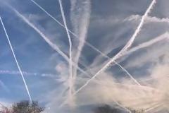 Επικίνδυνες άσπρες γραμμές στον ουρανό, διακρίνει αναγνώστης