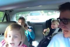 Τραγουδώντας Bohemian Rhapsody στη διαδρομή για το σχολείο [Video]