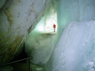 Φωτογραφία για Δείτε την απίστευτης ομορφιάς σπηλιά από πάγο!