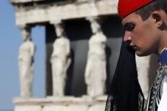 Στην μνήμη του Εύζωνα που πήδηξε από τον βράχο της Ακρόπολης για να μην κατεβάσει τη σημαία!