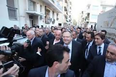 Πάτρα: Μεγάλη ένταση επικράτησε έξω από το γήπεδο της Ε.Α.Π. - Άνδρας προσπάθησε να επιτεθεί στον Γιώργο Παπανδρέου  [video]