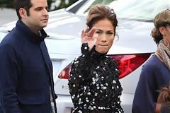 «Ξεχειλίζουν» οι καμπύλες της Jennifer Lopez