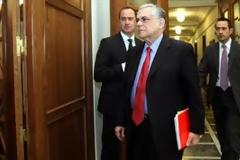 Καίει το μπλοκάκι Παπαδήμου - Κάτω από τη βάση τα πρωτάκια...