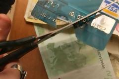 Η κρίση ρίχνει τις πιστωτικές «στα σκουπίδια»