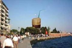 Ιδρύθηκε το κόμμα του Φραπέ!